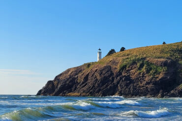 Strand am Cape Disappointment mit Blick auf North Head Lighthouse