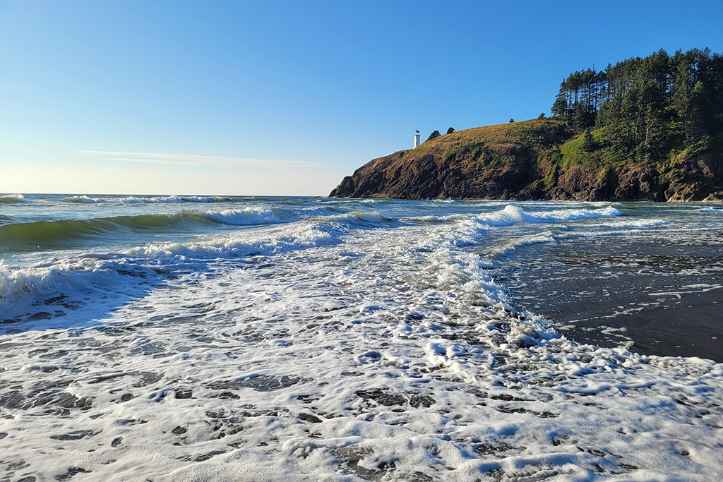 Strand am Cape Disappointment mit Blick auf North Head Lighthouse